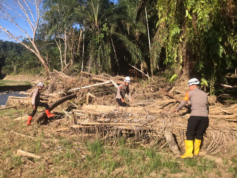 Pulihkan Pasca-Banjir Bandang, Tim SAR Resimen II Pasukan Pelopor Bersihkan Sungai di Agam