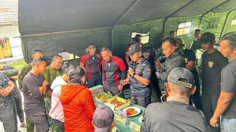 *Perkuat Sinergi, Satgas Damai Cartenz dan TNI Rajut Kebersamaan di Puncak Jaya*