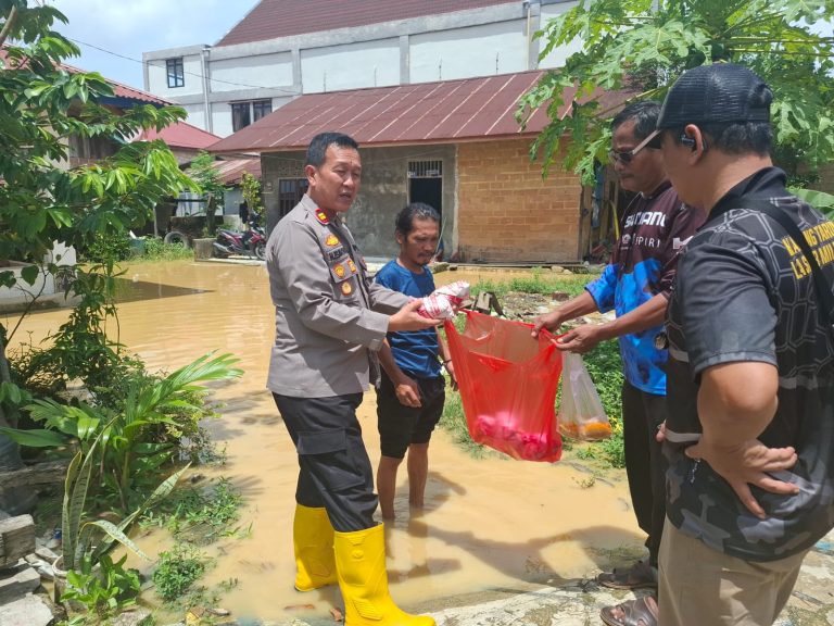 *Wujud kepedulian kepada sesama, Polsek Bontang Barat Serahkan Bantuan Nasi Bungkus kepada Warga Terdampak Banjir diwilayahnya*