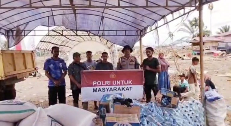 *Wujudkan Kepedulian Polri, Polres Aceh Timur Salurkan Bantuan Logistik Kapolri ke 14 Titik Pengungsian Banjir*