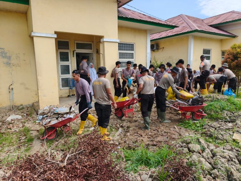 Terus Bergerak dalam Aksi Kemanusiaan, Personel BKO Sat Brimob Polda Kaltim Gelar Kerja Bakti di Puskesmas Babah Buloh Aceh Utara