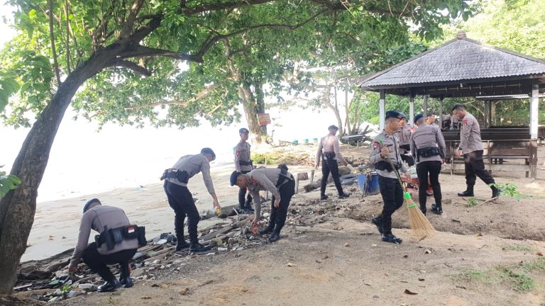 Dukung Program Pemerintah, Batalyon A Pelopor Brimob Kaltim Gelar Aksi Bersih Pantai di Stalkuda