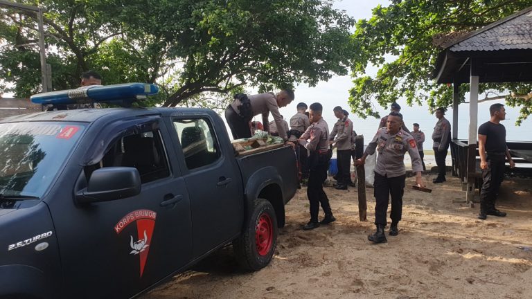 Dukung Program Pemerintah, Batalyon A Pelopor Brimob Kaltim Gelar Aksi Bersih Pantai di Stalkuda