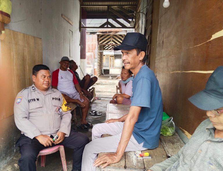 Bhabinkamtibmas Berbas Pantai Laksanakan Sambang Warga, Sampaikan Himbauan Kamtibmas