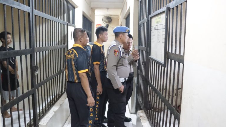 Pastikan Keamanan dan Kondusifitas, Sat Tahi bersama Propam Polres Bontang laksanakan Razia rutin di Kamar Tahanan Polres Bontang,