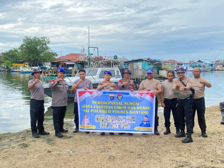 Satpolairud Bontang Gelar Gerakan Asri Bersih-bersih Pesisir Tanjung Laut Indah