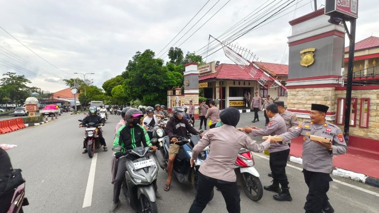 Polres Bontang Menebar Berkah Ramadhan, Takjil Untuk Musafir Sebagai Wujud Kepedulian