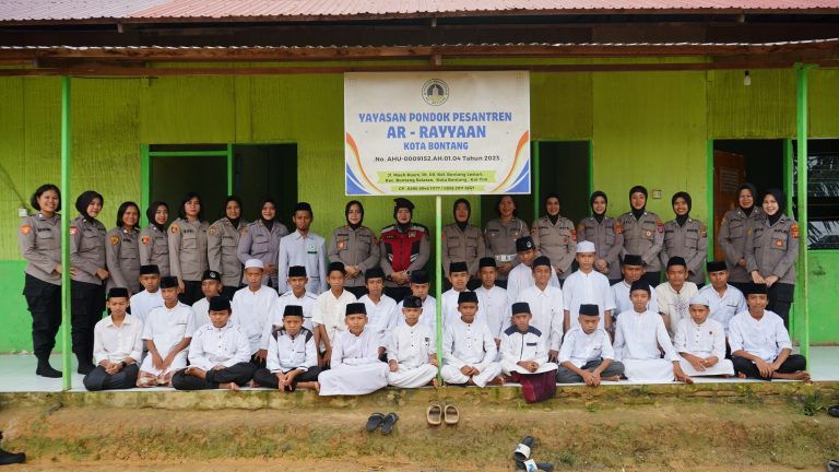 Meraih Berkah Ramadhan, Polwan Polres Bontang Berbagi Kasih di Ponpes Ar-Royyaan