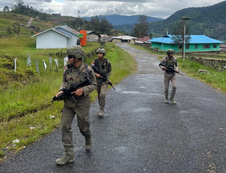 Patroli Intensif Satgas Damai Cartenz Berikan Rasa Aman bagi Masyarakat di Distrik Sinak