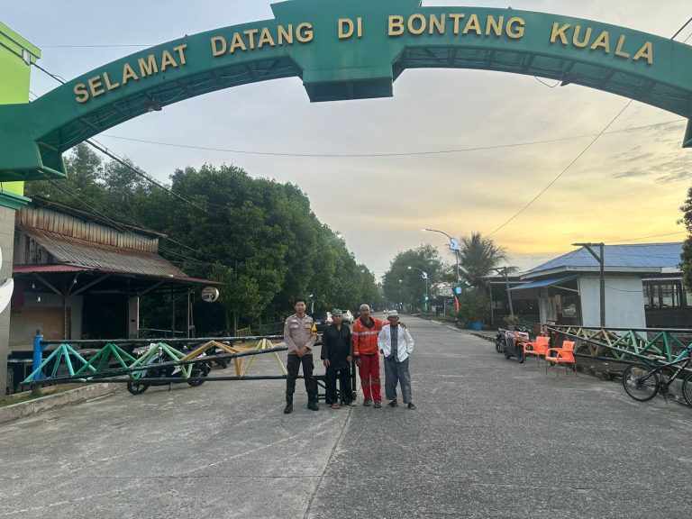 Antisipasi Balap Liar dan Konvoi Sahur, Bhabinkamtibmas Bontang Kuala Lakukan Penjagaan di Pintu Masuk Wisata