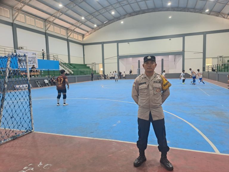 Pastikan Keamanan, Polri amankan Turnamen Futsal Garuda BXT Cup Se-Kaltim di GOR Loktuan