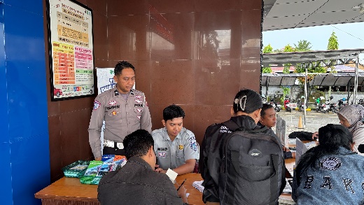 Satlantas Polres Bontang Sosialisasikan Mekanisme Penerbitan STNK di Kantor Samsat kepada Masyarakat