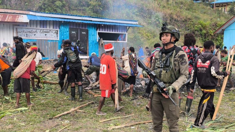 Satgas Ops Damai Cartenz Hadir di Tengah Tradisi Bakar Batu di Sugapa, Bangun Kebersamaan dengan Warga