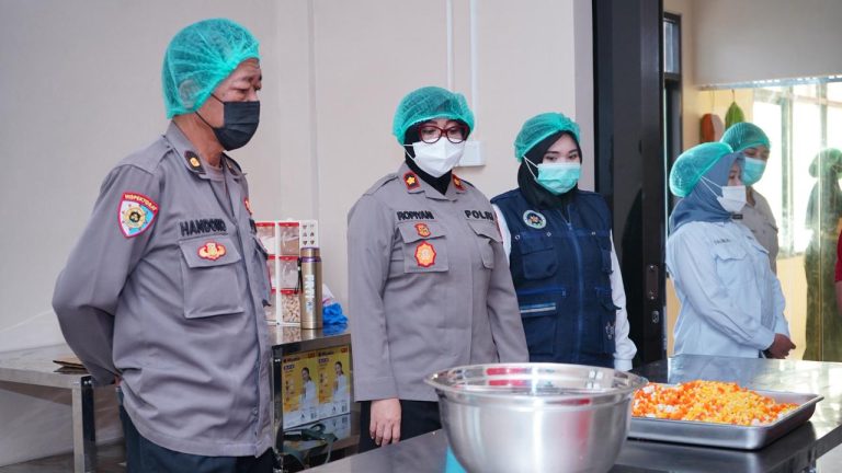 Pastikan Makanan Bergizi untuk Anak Sekolah Terpenuhi : Waka Polres Bontang Tinjau Dapur SPPG Polres Bontang