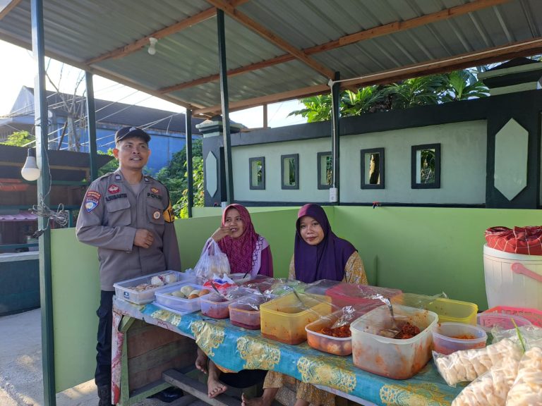 Perkuat kemitraan : Polri Gelar Cipta Kondisi Bersama penjual jajanan dan pkl  di Jl. Slamet Riyadi
