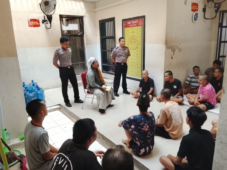 Binrohtal rutin :warga binaan  Polres Bontang Hadirkan Ustadz LDNU Sampaikan Materi Taubat dan Pengampunan Diri