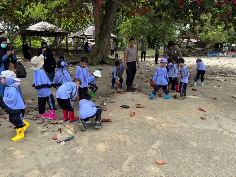 Tanamkan Kepedulian Lingkungan Sejak Dini, Brimob Kaltim Gelar Edukasi dan Aksi Bersih Pantai