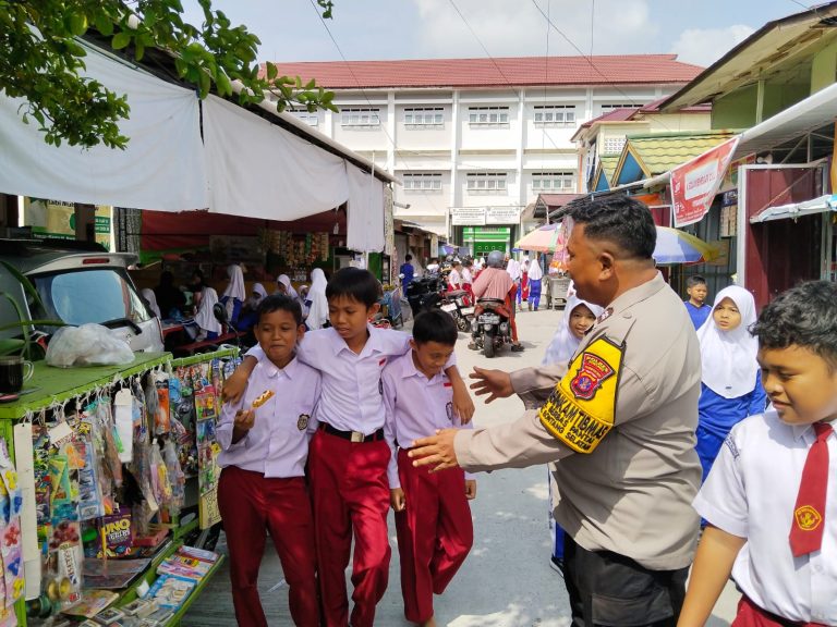 Dekatkan Diri ke Pelajar, Bhabinkamtibmas Berbas Pantai Sampaikan Pesan Anti-Bullying di SDN 003