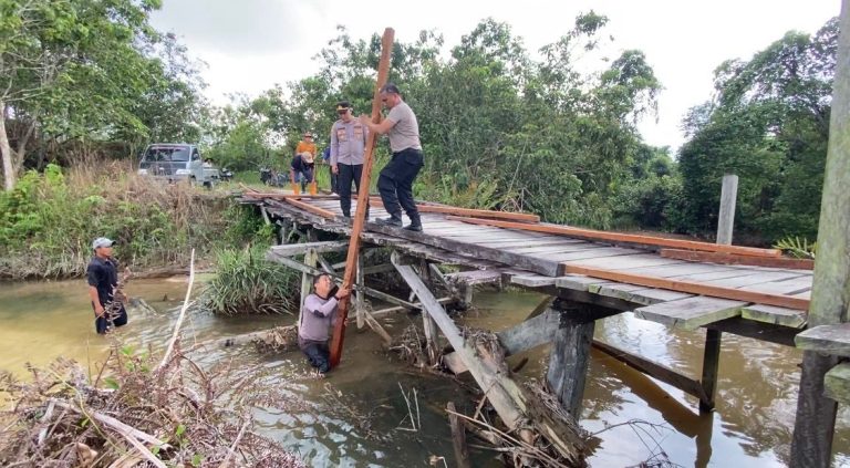 Sebagai wujud kepedulian : Polsek Muara Badak Bersama Warga Renovasi Jembatan di Desa Badak Makmur