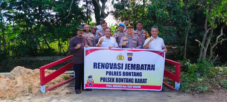 Kapolsek Bontang Barat Serahkan Simbolis Jembatan Merah Putih ke Ketua IKAT, Warga Ucap Syukur