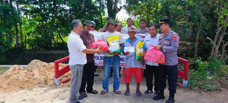 Peduli sosial :Kapolsek Bontang Barat Serahkan Bansos Sembako untuk 10 Warga Sekitar Jembatan Merah Putih