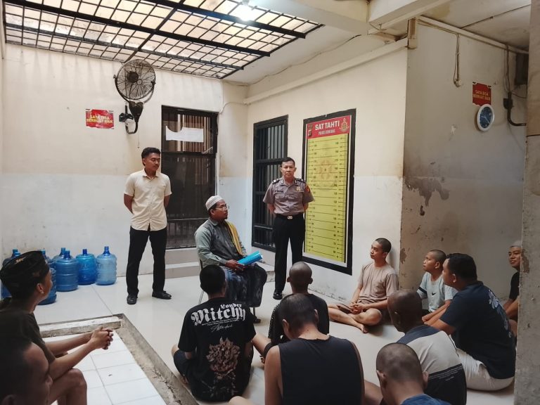 Motivasi Spiritual, Warga binaan Polres Bontang Ikuti Binrohtal Bersama Ustadz Ubaidillah