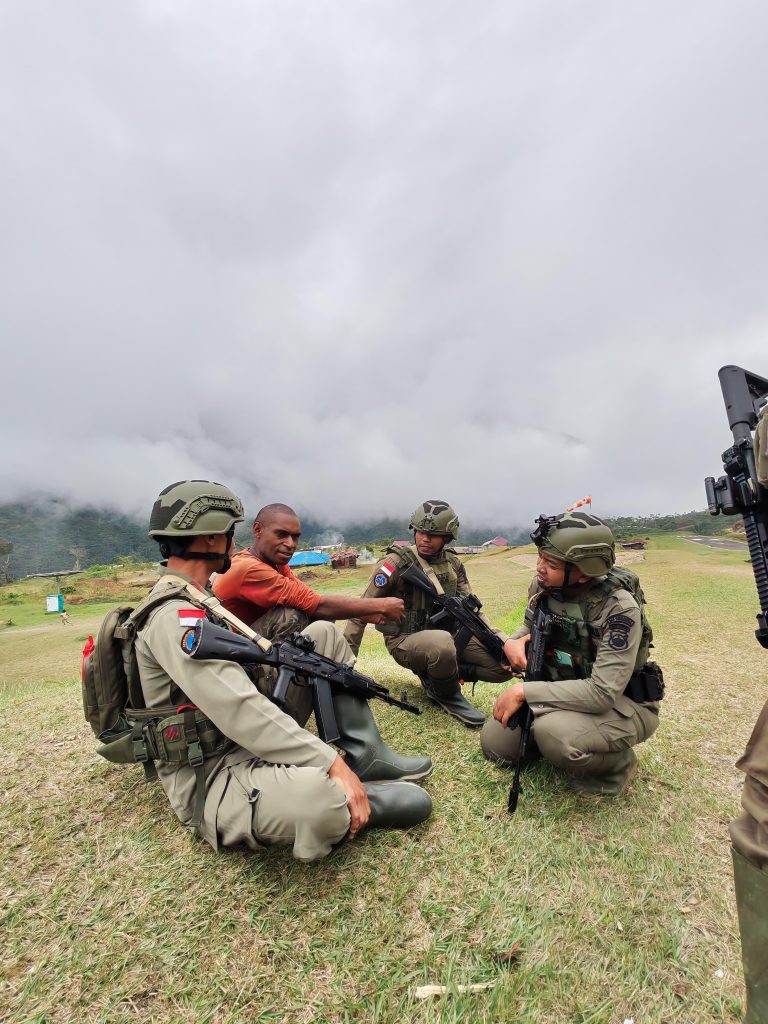 Satgas Operasi Damai Cartenz Laksanakan Patroli Humanis di Kiwirok, Perkuat Kedekatan dengan Warga