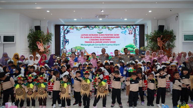 Penuh Haru dan Keceriaan, 66 Siswa TK-KB Kemala Bhayangkari Bontang Dilepas dengan Pentas Seni Bertema “Melangkah Ceria Bersama Alam”