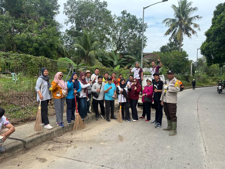 Bhabinkamtibmas Satimpo gelar Kerja Bakti Bersama Warga Wujudkan Lingkungan Bersih dan Asri di Jalan Parikesit