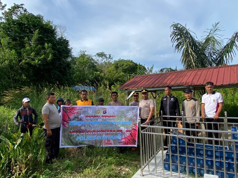 Bersih Makam Umum, Menguatkan Kebersamaan di Momentum HUT Bhayangkara ke-80