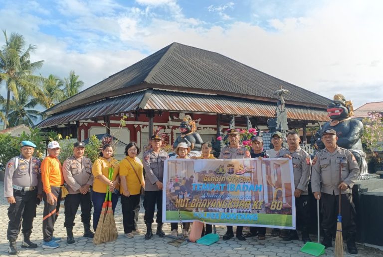 Polri Untuk Masyarakat, Polsek Bontang Utara Wujudkan Toleransi Melalui Aksi Bersih Tempat Ibadah