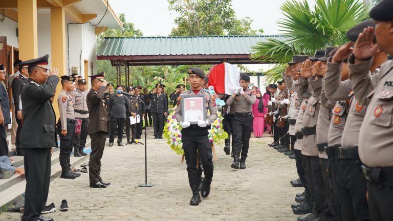 Polres Bontang gelar Upacara Pemakaman secara dinsa Alm. Iptu Suyud, Kanit Pam Obvit Sat SamaptaPolres Bontang