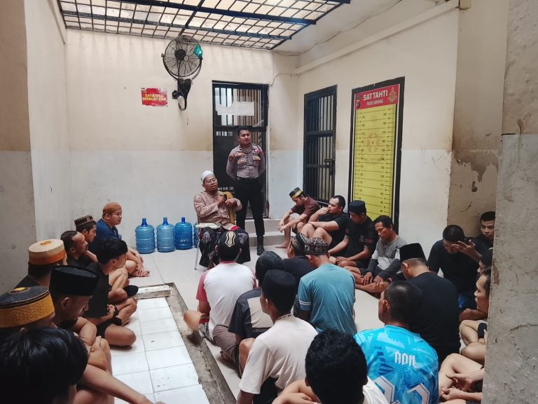 Tingkatkan Iman dan Taqwa, Polres Bontang Gelar Binrohtal untuk warga binaan dengan Tema Birrul Walidain di Era Modern