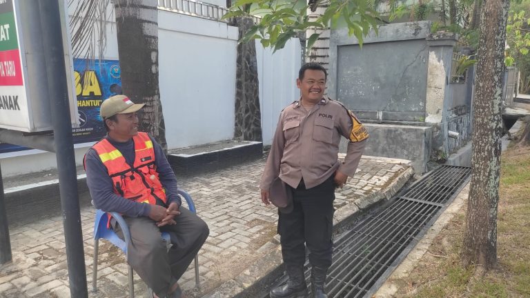 Door To Door, Bhabinkamtibmas Bontang Baru gelar bincang kamtibmas Warga di Jl. Dewi Sartika RT 28