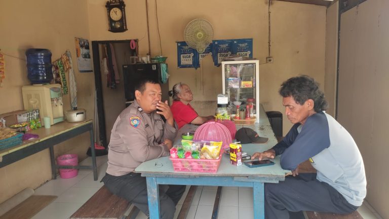 perkuat sinergi, Bhabinkamtibmas Bontang Baru Kunjungi Warga di Jl. Cut Nyak Dien RT 28