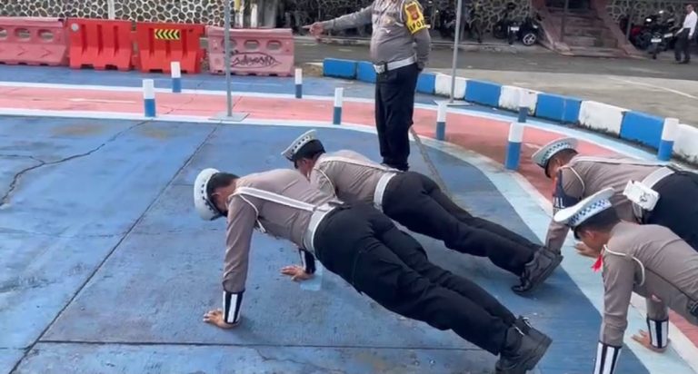 Reward & Punishment serta penegakan disiplin, Kasat Lantas Polres Bontang Berikan Reward dan Punishment kepada Personil