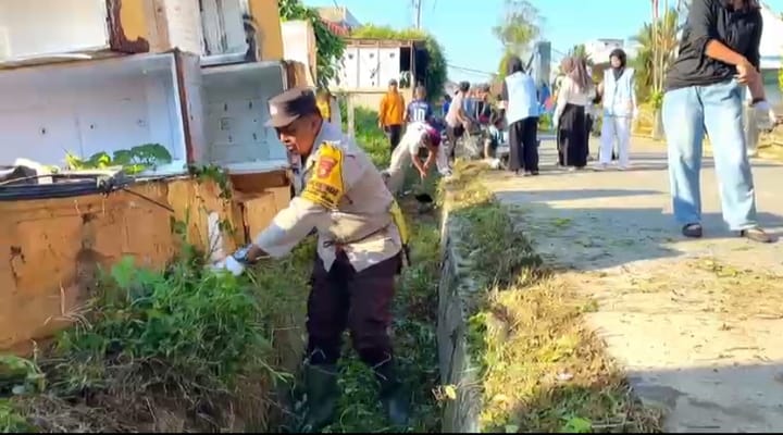 Gerakan Indonesia ASRI, Bhabinkamtibmas Satimpo bersama Warga laksanakan kerja bakti di Jalan Duria