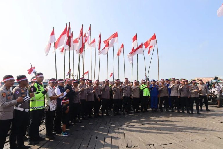 Jelang HUT ke-81 RI, Polres PPU Semarakkan Pelabuhan Klotok dengan Kibaran Merah Putih*l