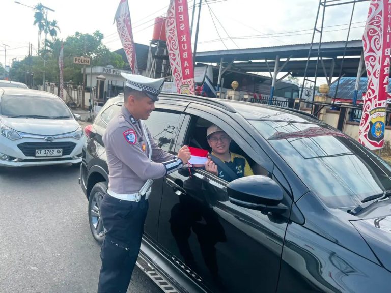 Jelang HUT ke-81 RI, Polres Kutai Barat Bagikan Bendera Merah Putih kepada Warga