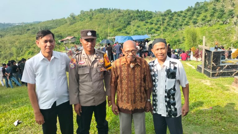 Wujud empati, Bhabinkamtibmas Berbas tengah Sampaikan Belasungkawa dan Kawal Pemakaman Warga binaan yang meninggal dunia