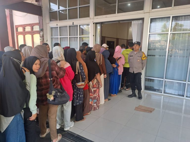 Pastikan kondusif, Bhabinkamtibmas Loktuan Monitoring Penyaluran 2.000 Kompor Jargas Gratis Untuk Warga
