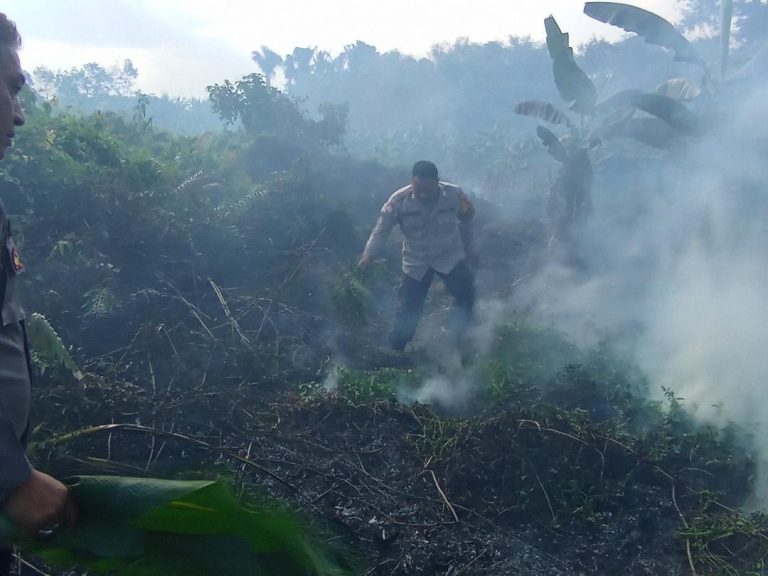 Responsif tindak lanjuti laporan : habinkamtibmas Bontang Lestari Bersama MPA Padamkan Kebakaran di Bontang lestari
