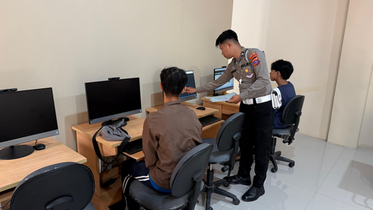  Satlantas Polres Bontang Sosialisasikan Mekanisme Penerbitan SIM kepada Masyarakat