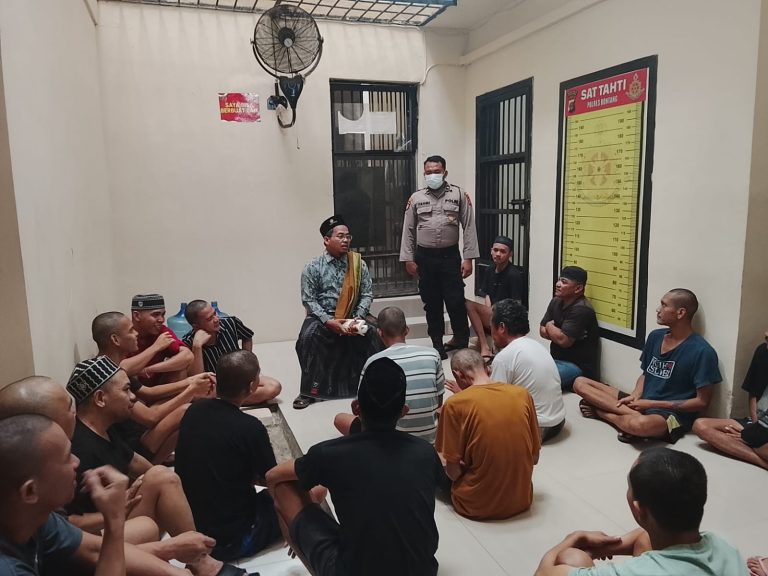 Tingkatkan Iman dan Taqwa, Polres Bontang Beri Pembinaan Rohani warga binaa bersama Ustadz LDNU
