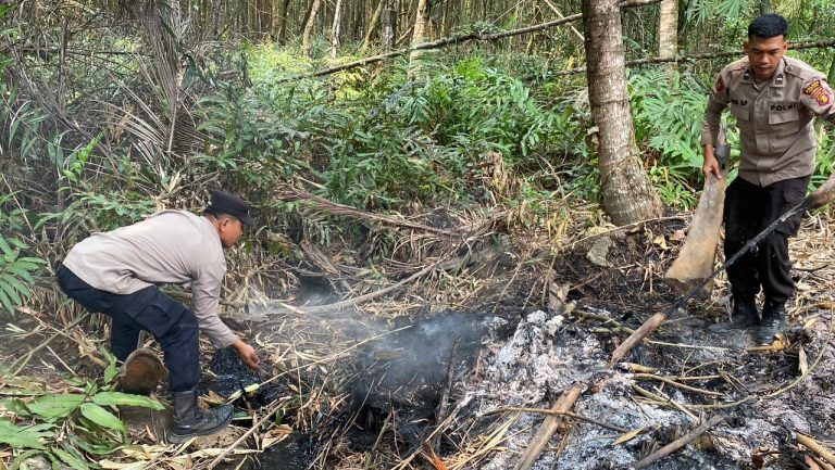 Responsif terima laporan warga , Polri Berhasil Dipadamkan Api di Jalan Kapal layar I