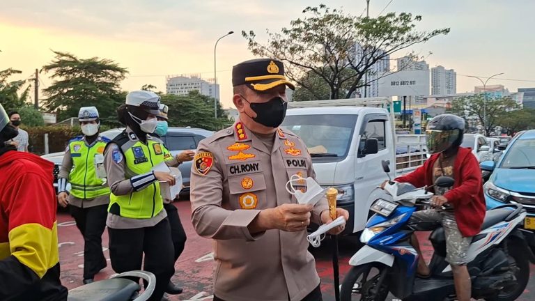 Waspadai Paparan Abu Vulkanik, Kapolres Metro Depok Bersama Polwan Bagikan Masker kepada Masyarakat