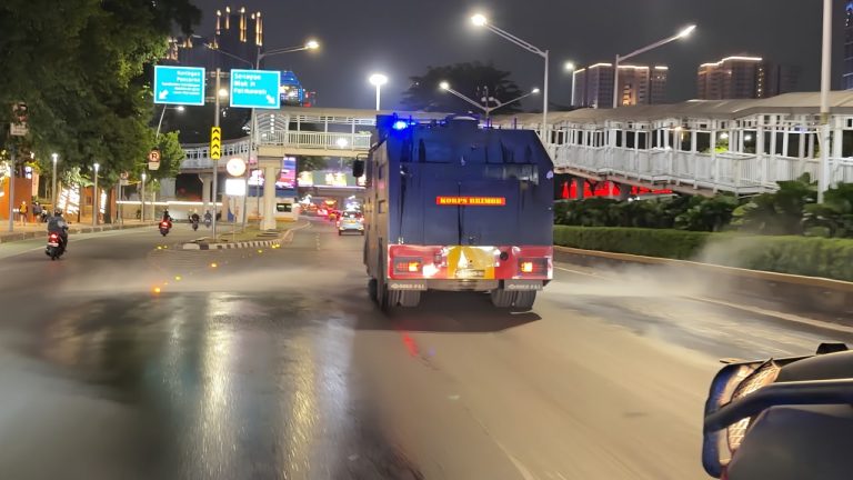 Brimob Polda Metro Jaya Semprot Jalan dan Bagikan Masker Antisipasi Abu Vulkanik Anak Krakatau