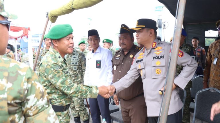 Wujud Soliditas, Kapolres Bontang Hadiri Upacara Penerimaan dan Pemberangkatan Satgas Pamtas TNI di Dermaga Loktuan