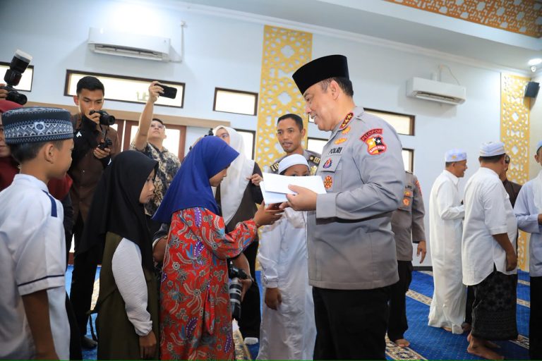 Singgah di Masjid Natabel Jannah, Wakapolri Komjen Dedi Prasetyo Berbagi Santunan dan Jumat Berkah