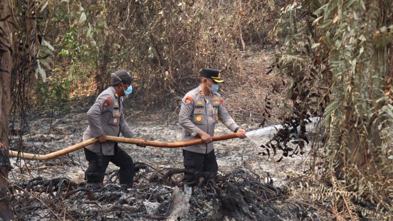 Kapolres Bontang Pimpin Langsung Penanganan Karhutla di Lahan Gambut Muara Badak
